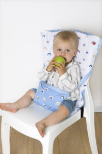 صورة لكرسي جيب للأطفال قوس قزح هو الكرسي المحمول المثالي للأطفال للسفر ، وتناول الطعام بالخارج ، والاستخدام اليومي. آمن ، مريح ، وسهل التنظيف.